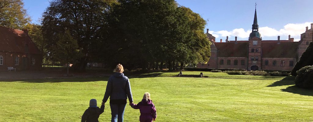 kvinde og to børn ved Rosenholm Slot i Hornslet